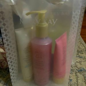 Mary Kay Pomegranate Satin Hands set